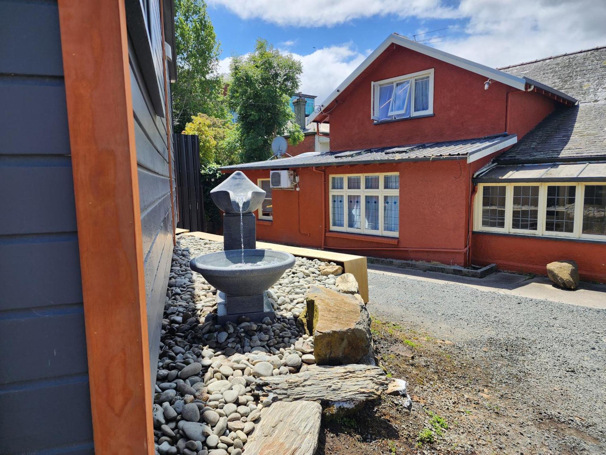 A Stone'S Throw From Town Main House Hotel Дюндин Екстериор снимка